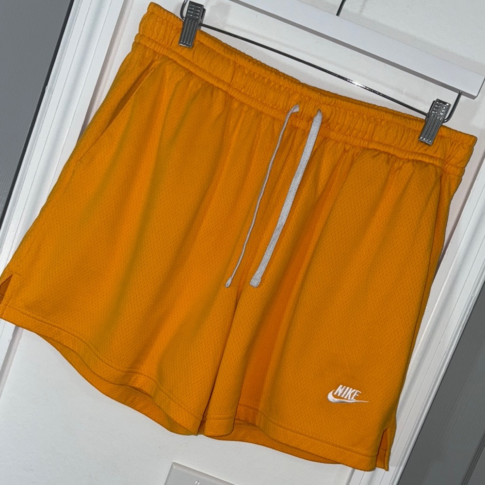 Men’s Nike Yellow Orange Club Mesh Flow Above Knee Athletic Shorts Size L